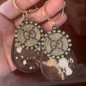 💋🎁Gorgeous designer Inspired Cowhide Earrings with wood and animal print detail